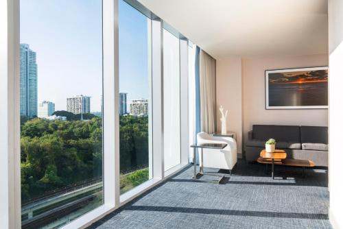 Suite Executive con 1 dormitorio, cama extragrande y vistas a la ciudad y a la bahía del hotel Novotel Miami Brickell. Foto 8