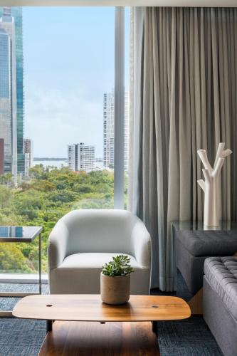 Suite Executive con 1 dormitorio, cama extragrande y vistas a la ciudad y a la bahía del hotel Novotel Miami Brickell. Foto 9