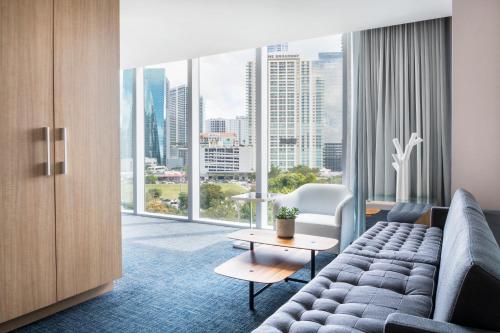 Suite Executive con 1 dormitorio, cama extragrande y vistas a la ciudad y a la bahía del hotel Novotel Miami Brickell. Foto 10