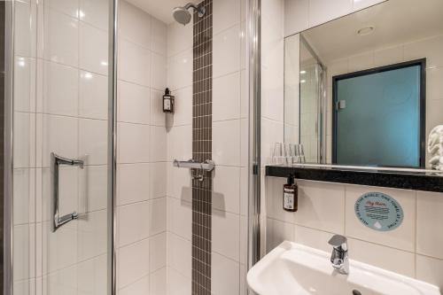 Habitación Doble con 2 camas, acogedora y con vistas del hotel Point A London Shoreditch