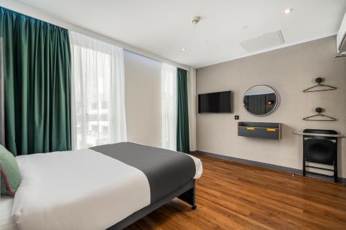 Habitación doble accesible con ventana del hotel Point A London Shoreditch