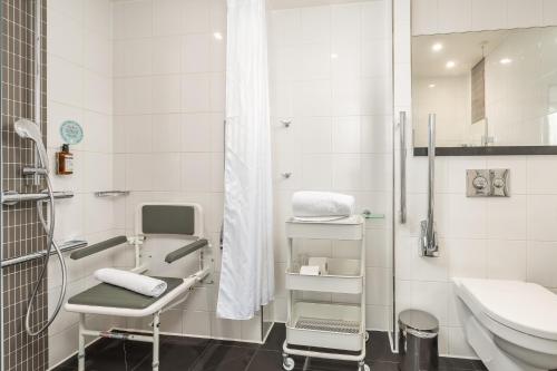 Habitación Doble adaptada para personas con discapacidad (sin ventanas) del hotel Point A London Shoreditch. Foto 1