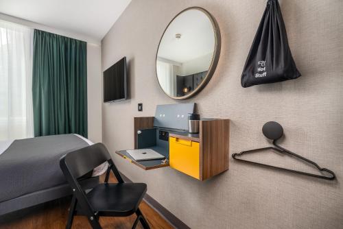 Habitación doble acogedora con ventana del hotel Point A London Shoreditch. Foto 1