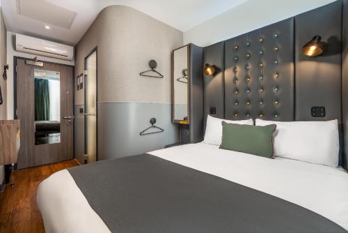 Habitación doble acogedora con ventana del hotel Point A London Shoreditch. Foto 3