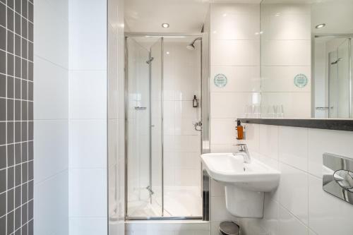 Habitación doble acogedora con ventana del hotel Point A London Shoreditch. Foto 5
