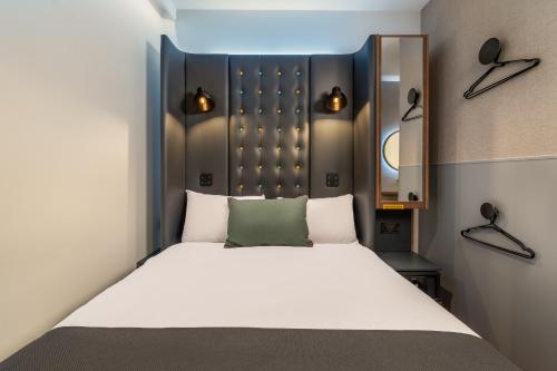 Habitación Doble acogedora sin ventanas del hotel Point A London Shoreditch. Foto 3
