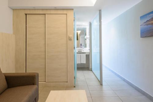 Junior suite Lujo Vista Parcial Mar Balcón o Terraza Sofá Cama incluido 2 Camas individuales del hotel Fergus Cactus Garden. Foto 1