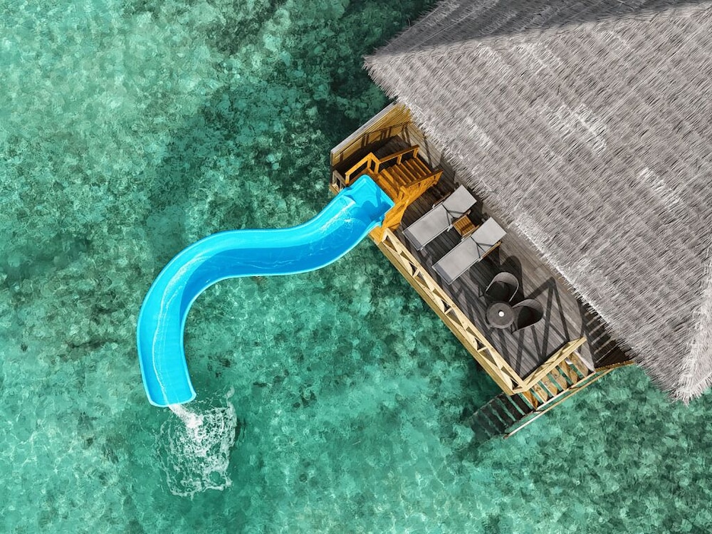 Suite laguna con tobogán del hotel Cocoon Maldives - All Inclusive