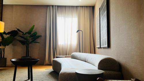 Suite con terraza del hotel La Laguna Gran Hotel. Foto 3