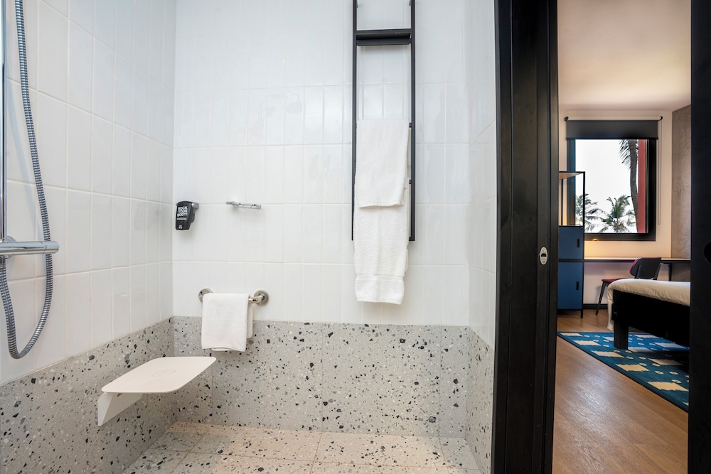 Habitación doble superior, 1 cama doble, accesible para personas con discapacidad del hotel Ibis Dakar. Foto 2