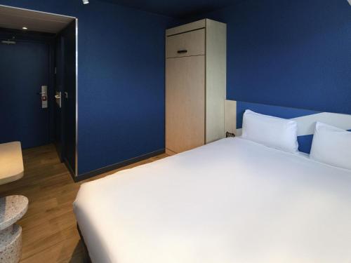 Habitación con cama doble del hotel ibis Budget La Teste Bassin d'Arcachon