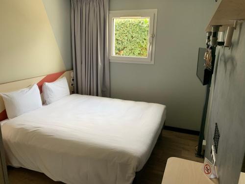 Habitación con cama doble del hotel ibis Budget La Teste Bassin d'Arcachon. Foto 2