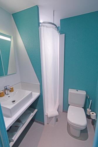 Habitación con cama doble del hotel ibis Budget La Teste Bassin d'Arcachon. Foto 3
