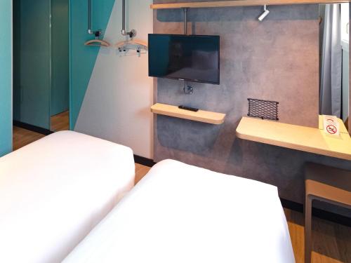 Habitación con 2 camas individuales del hotel ibis Budget La Teste Bassin d'Arcachon. Foto 2