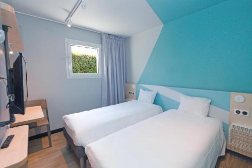 Habitación con 2 camas individuales del hotel ibis Budget La Teste Bassin d'Arcachon. Foto 3