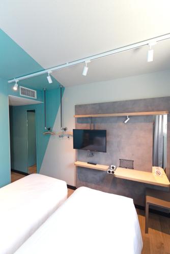Habitación con 2 camas individuales del hotel ibis Budget La Teste Bassin d'Arcachon. Foto 4