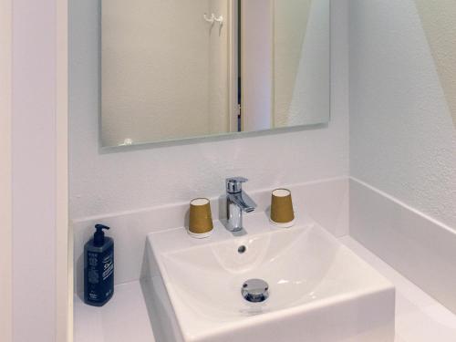 Habitación familiar con cama doble y cama abatible para 1 persona del hotel ibis Budget La Teste Bassin d'Arcachon. Foto 1