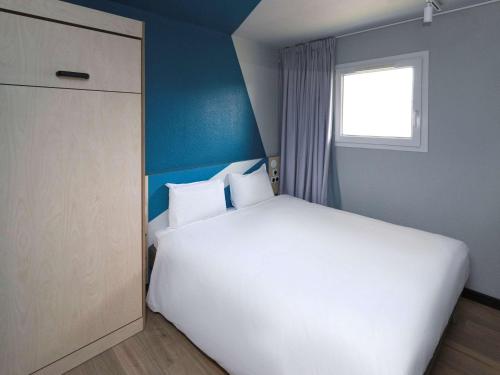 Habitación familiar con cama doble y cama abatible para 1 persona del hotel ibis Budget La Teste Bassin d'Arcachon. Foto 2