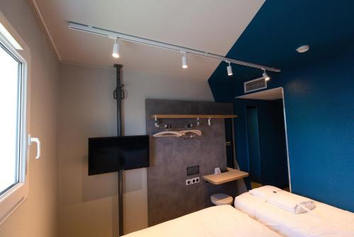 Habitación familiar con cama doble y cama abatible para 1 persona del hotel ibis Budget La Teste Bassin d'Arcachon. Foto 3
