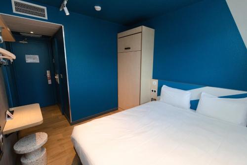 Habitación familiar con cama doble y cama abatible para 1 persona del hotel ibis Budget La Teste Bassin d'Arcachon. Foto 4