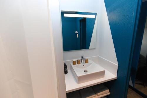 Habitación familiar con cama doble y cama abatible para 1 persona del hotel ibis Budget La Teste Bassin d'Arcachon. Foto 5