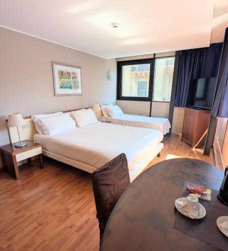 Habitación Triple Estándar del hotel Ibis Styles Palermo Cristal. Foto 1