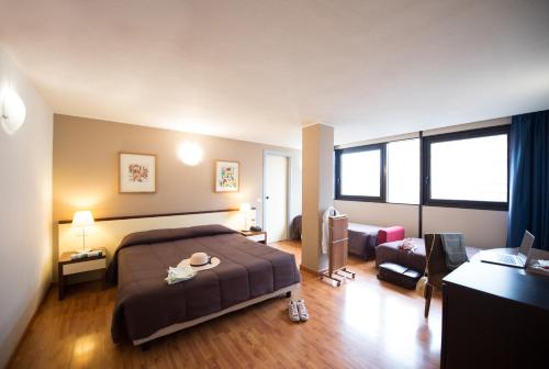 Habitación Triple Estándar del hotel Ibis Styles Palermo Cristal. Foto 2