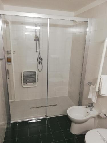 Habitación Triple Estándar del hotel Ibis Styles Palermo Cristal. Foto 6