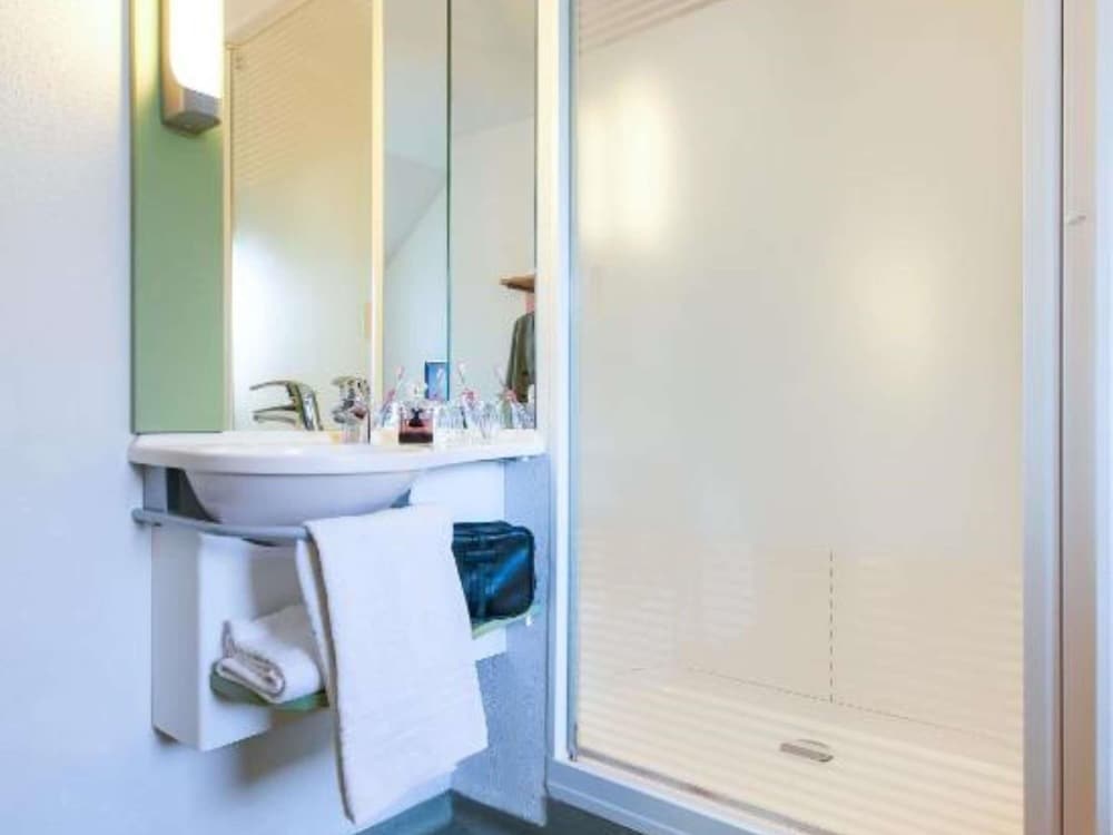 Habitación Doble del hotel Ibis budget París Porte D'Orleans. Foto 8