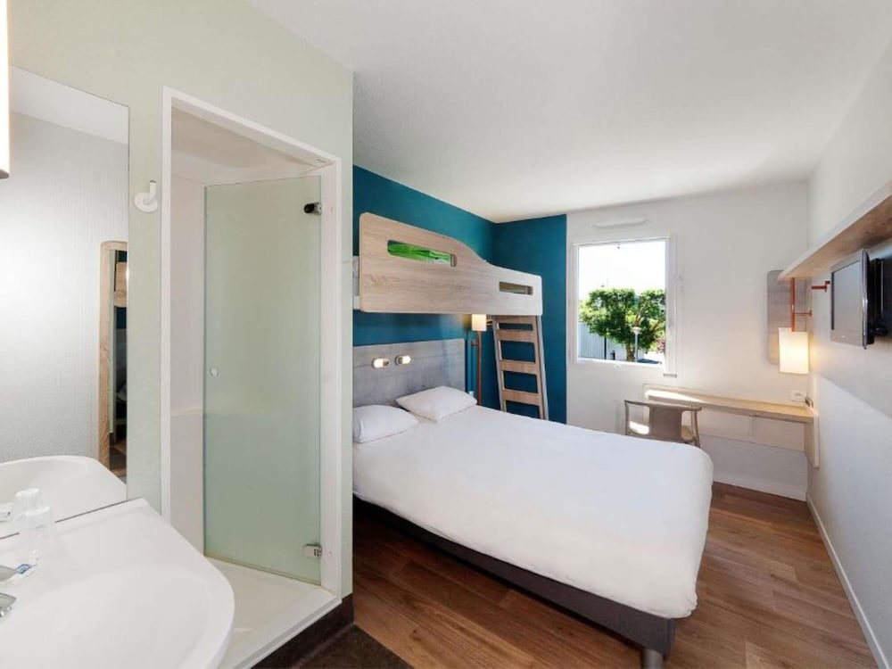 Habitación triple, 3 camas individuales del hotel Ibis budget París Porte D'Orleans. Foto 4