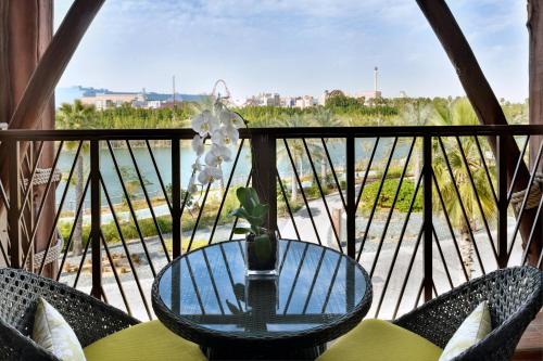 Deluxe Room, 1 King, River view, Balcony del hotel Lapita, Dubai Parks and Resorts, Autograph Collection. Foto 3