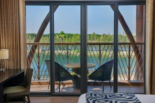 Deluxe Room, 1 King, River view, Balcony del hotel Lapita, Dubai Parks and Resorts, Autograph Collection. Foto 6