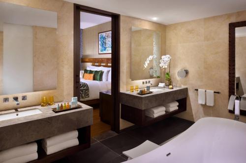 Suite Deluxe de 1 dormitorio con balcón - 1 cama extragrande del hotel Lapita, Dubai Parks and Resorts, Autograph Collection. Foto 8