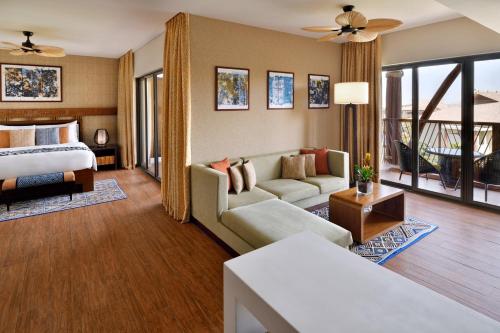 Junior Suite, 1 King, Resort view, Balcony del hotel Lapita, Dubai Parks and Resorts, Autograph Collection. Foto 2