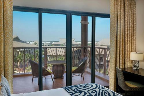 Junior Suite, 1 King, Resort view, Balcony del hotel Lapita, Dubai Parks and Resorts, Autograph Collection. Foto 3