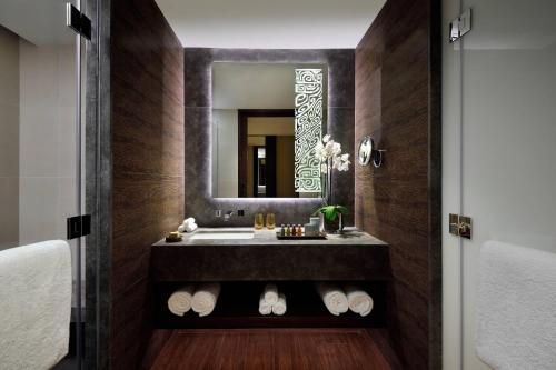Junior Suite, 1 King, Resort view, Balcony del hotel Lapita, Dubai Parks and Resorts, Autograph Collection. Foto 4