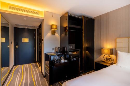 Habitación Superior con cama extragrande del hotel Saint London. Foto 1