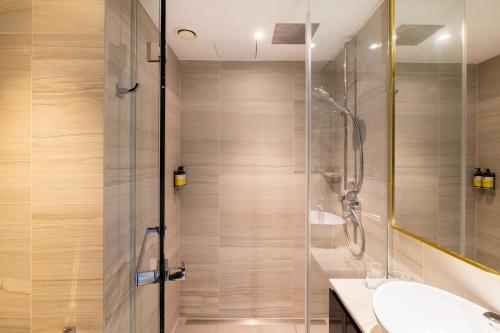 Habitación Superior con cama extragrande del hotel Saint London. Foto 5