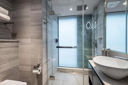 Suite con sofá cama - Cama extragrande del hotel Saint London. Foto 4