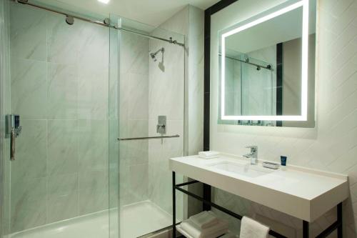 Habitación Doble Deluxe del hotel Four Points By Sheraton Manhattan Midtown West. Foto 3