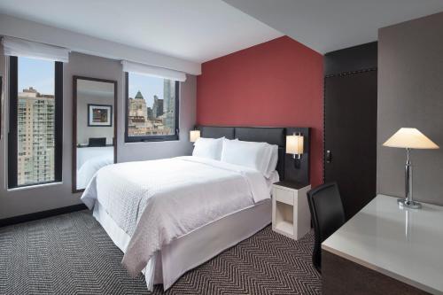 Habitación Deluxe con cama extragrande del hotel Four Points By Sheraton Manhattan Midtown West