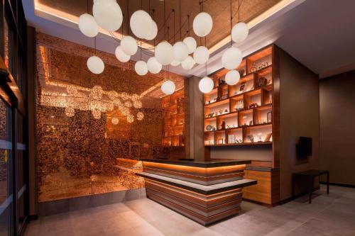 Habitación con cama grande del hotel Four Points By Sheraton Manhattan Midtown West. Foto 1