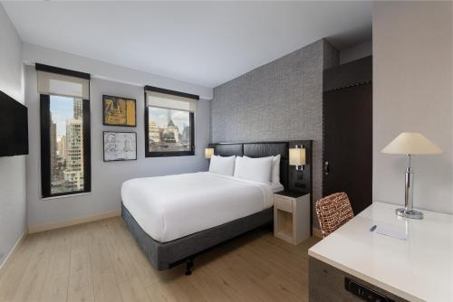 Habitación Deluxe - 1 cama grande del hotel Four Points By Sheraton Manhattan Midtown West. Foto 3