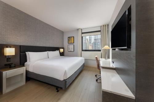 Habitación con cama extragrande del hotel Four Points By Sheraton Manhattan Midtown West. Foto 3