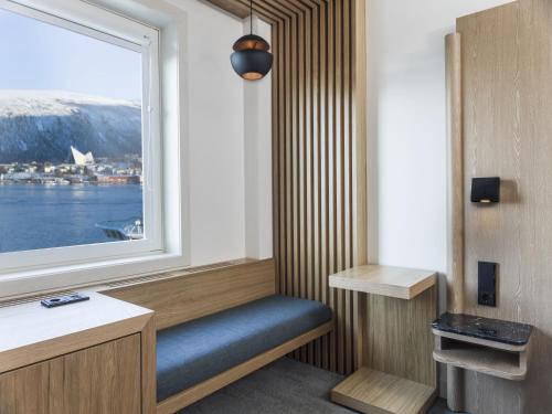Habitación Estándar con vistas al mar del hotel Radisson Blu Tromso. Foto 4