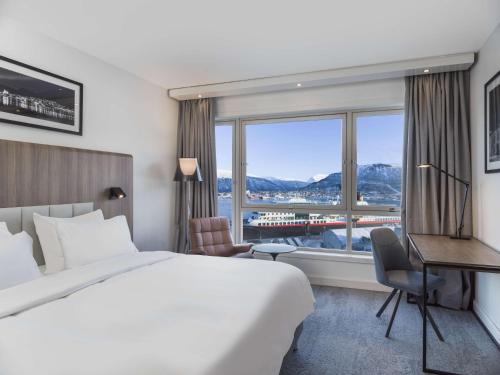 Habitación Premium con vistas al mar y a las montañas del hotel Radisson Blu Tromso. Foto 1