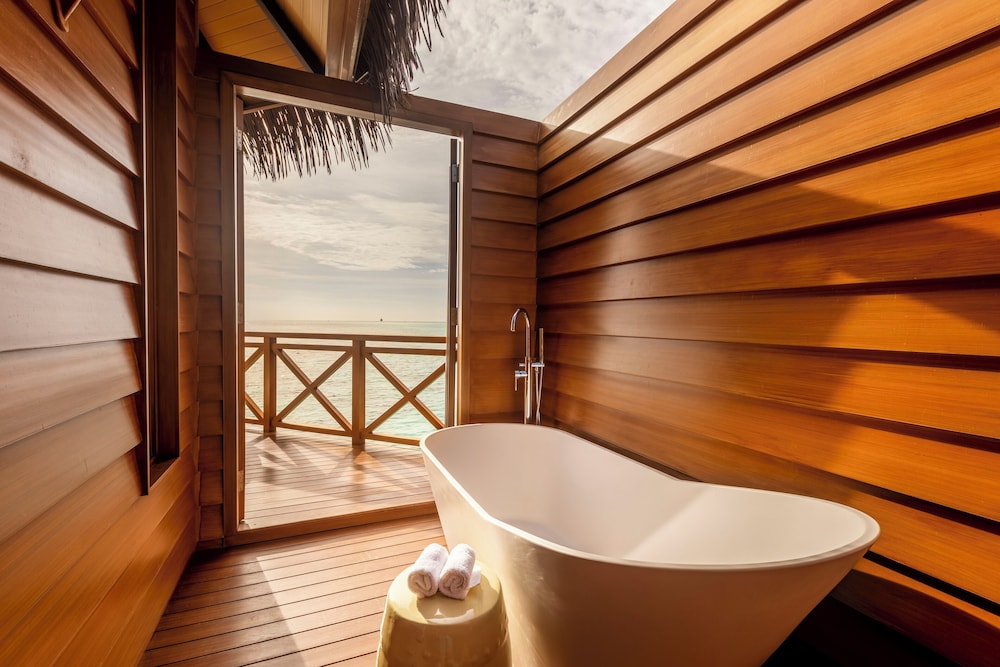 Villa sobre el Agua con Piscina y Vista al Atardecer del hotel Mercure Maldives Kooddoo Resort. Foto 3
