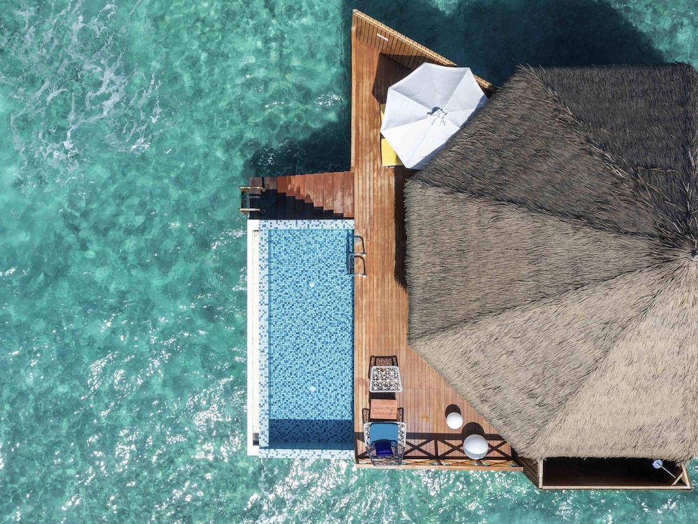Villa sobre el Agua con Piscina y Vista al Atardecer del hotel Mercure Maldives Kooddoo Resort. Foto 7