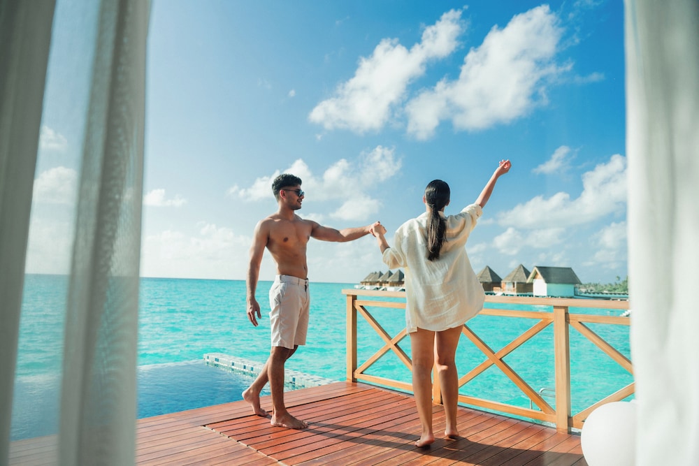 Villa sobre el Agua con Piscina y Vista al Atardecer del hotel Mercure Maldives Kooddoo Resort. Foto 8