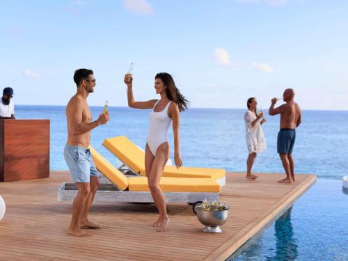 Villa de Playa con Piscina de 4 Dormitorios del hotel Mercure Maldives Kooddoo Resort. Foto 4